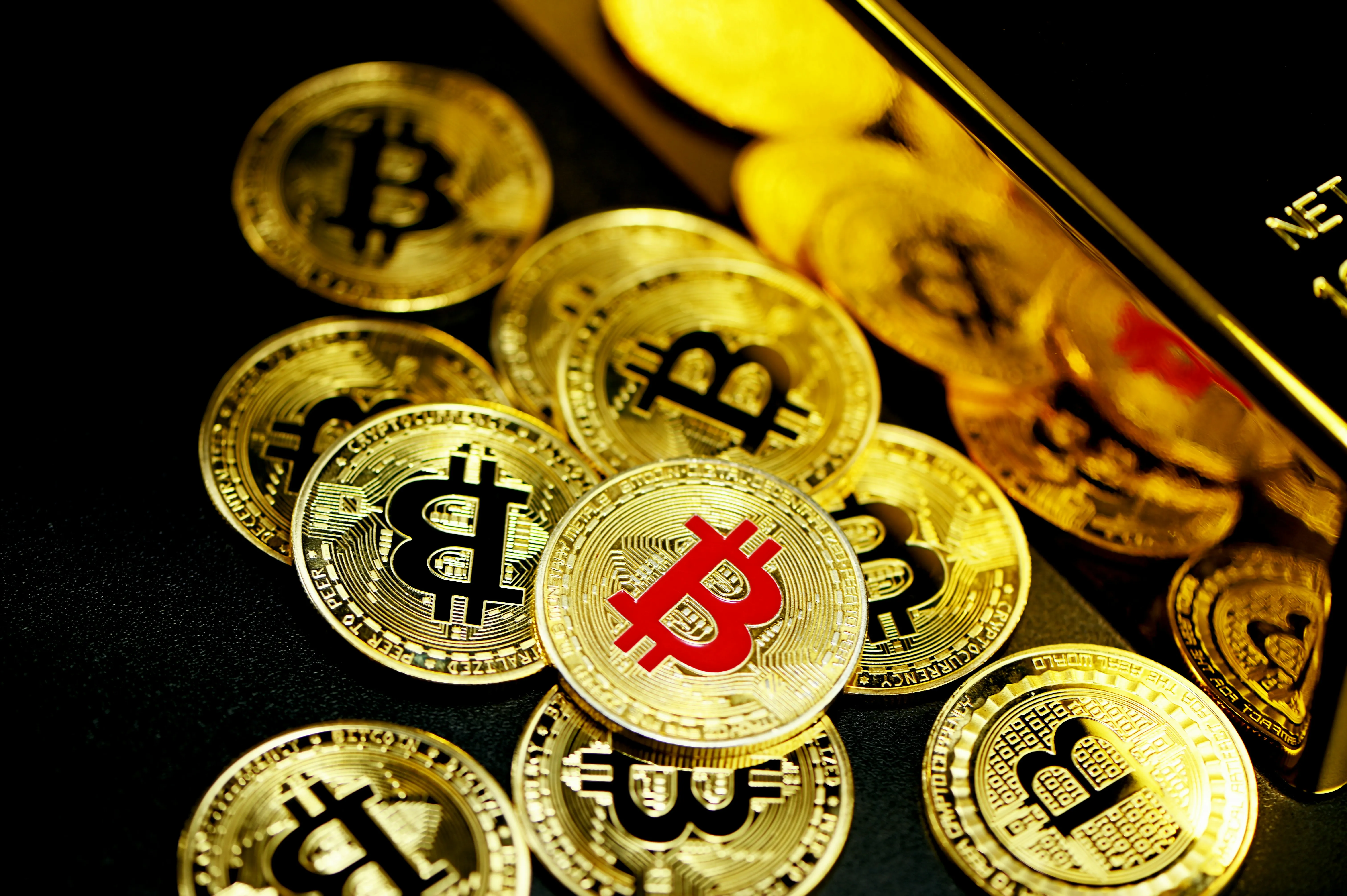 Biểu tượng lá chắn bảo mật vàng với logo u888 love trên nền tối, thể hiện sự an toàn trong cá cược trực tuyến